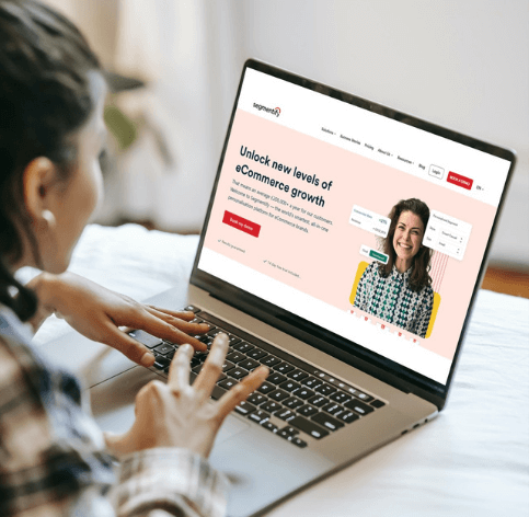 Woman with laptop looking at the Segmentify front page